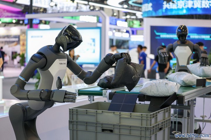 帕西尼感知科技的机器东谈主在2026寰宇智能产业展览会现场演示物流包裹持取。新华社记者孙凡越 摄