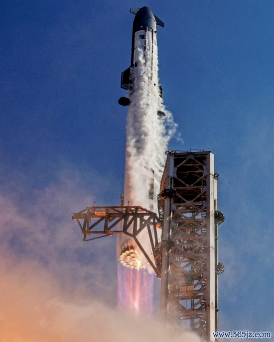 本年好意思国得克萨斯州，SpaceX 星舰搭配超重型助推器烽火起飞，辐射台底部火光浓烟喷涌，一旁耸峙巨型辐射塔