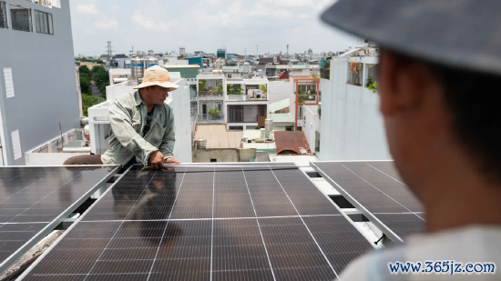 2026 年 5 月 13 日越南胡志明市工东说念主安设户用光伏，越南轻视扩充散布式光伏筑牢本国恒久动力安全